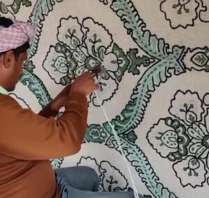 Hand-tufted weaving of rug